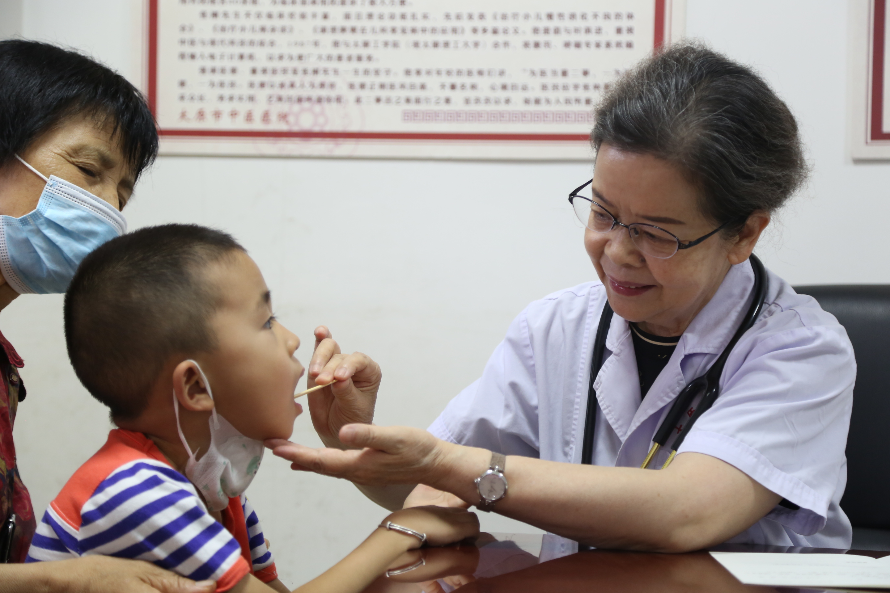 李玉蘭為患兒診治。圖片由太原市衛(wèi)健委提供